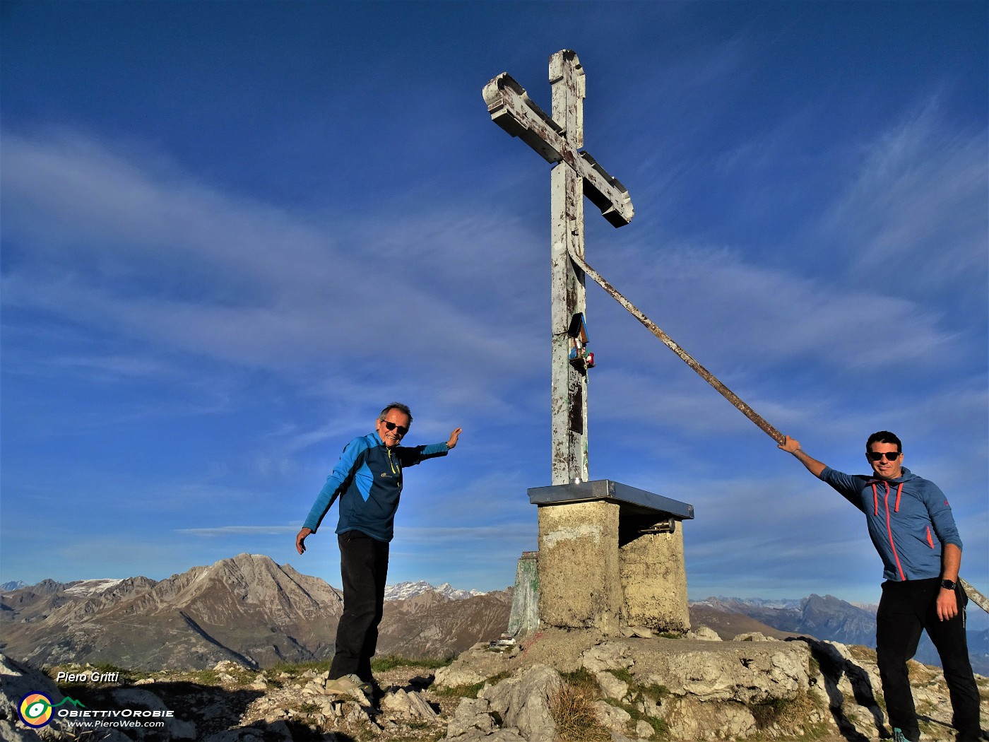 07 Alla croce di vetta di Cima Croce (1975 m).JPG